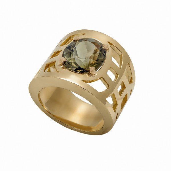 Bague large ajournée en or rose 18 carats, tourmaline ovale verte serti 4 griffes, motifs en grille, vue de côté