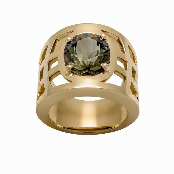 Bague large ajournée en or rose 18 carats, tourmaline ovale verte serti 4 griffes, motifs en grille, vue de face