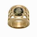 Bague large ajournée en or rose 18 carats, tourmaline ovale verte serti 4 griffes, motifs en grille, vue de face