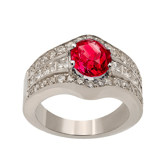 Bague en or blanc 18 carats surmountée d’un rubis ovale non chauffé 2,14 ct serti 4 griffes, tri-rangs de diamants princesses et ronds, vue de face
