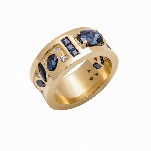 Bague large en or jaune 18 carats sertie de plusieurs saphirs bleus et de diamants, vue de trois quarts