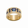 Bague large en or jaune 18 carats sertie de plusieurs saphirs bleus et de diamants, vue de face