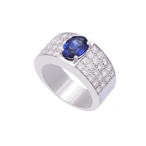 Bague jonc large en or blanc 18 carats pavée de diamants sertis rail, saphir ovale bleu 1,43 ct serti 4 griffes, vue de côté