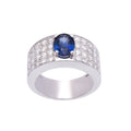 Bague jonc large en or blanc 18 carats pavée de diamants sertis rail, saphir ovale bleu 1,43 ct serti 4 griffes, vue de face