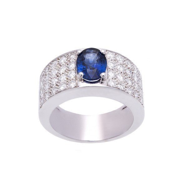 Bague jonc large en or blanc 18 carats pavée de diamants sertis rail, saphir ovale bleu 1,43 ct serti 4 griffes, vue de face