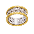 Bague jonc large bicolore en or jaune et or blanc 18 carats, deux rangs perlés en or jaune encadrant un bandeau central or blanc ajouré de motifs floraux, rang de feuilles de laurier styliées serties de diamants marquise serti lunette et ronds serti grain, vue de face