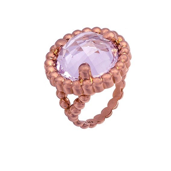 Bague cocktail en or rosé 18 carats, améthyste taille coussin rose lavande très claire en serti 4 griffes, couronne de perles d’or festonnée, anneau perlé continu, création Or Gemmes, vue de côté