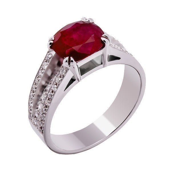 Bague solitaire en or blanc 18 carats, rubis coussin rouge environ 1,50 carat serti 4 griffes, deux rangs de diamants pavés sur épaulements évidés, vue de côté