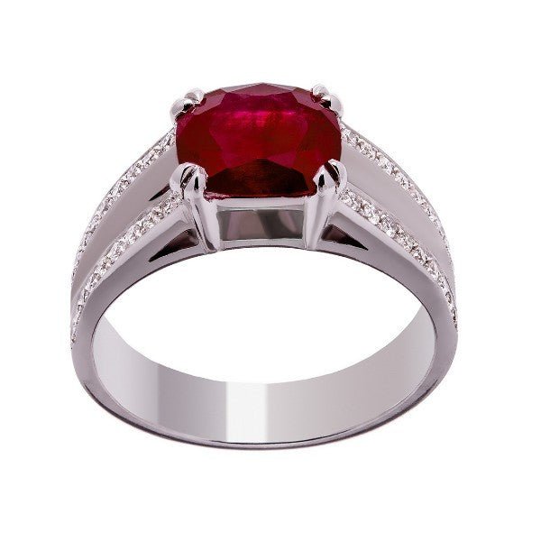 Bague solitaire en or blanc 18 carats, rubis coussin rouge environ 1,50 carat serti 4 griffes, deux rangs de diamants pavés sur épaulements évidés, vue de face