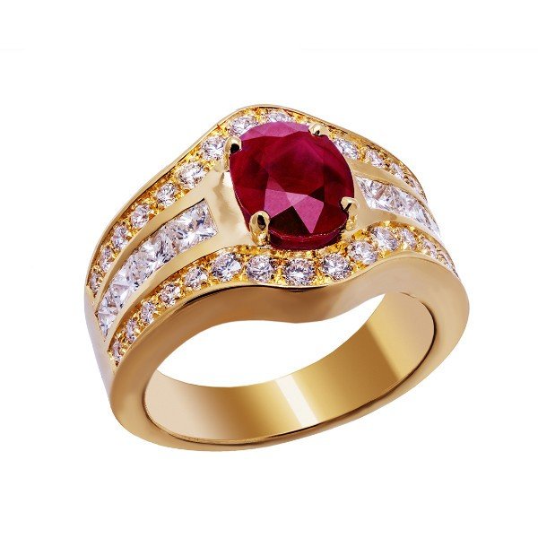 Bague en or jaune 18 carats, rubis ovale birman environ 2,25 carats en halo de diamants ronds, épaulements larges serties de diamants princesse en rail et rang de diamants ronds, vue de côté
