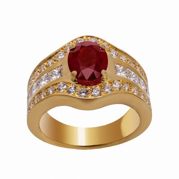 Bague en or jaune 18 carats, rubis ovale birman environ 2,25 carats en halo de diamants ronds, épaulements larges serties de diamants princesse en rail et rang de diamants ronds, vue de face