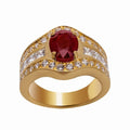 Bague en or jaune 18 carats, rubis ovale birman environ 2,25 carats en halo de diamants ronds, épaulements larges serties de diamants princesse en rail et rang de diamants ronds, vue de face