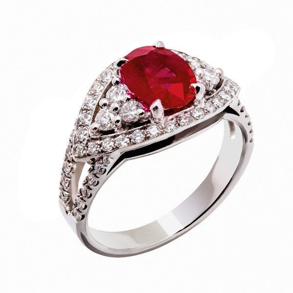 Bague cocktail en or blanc 18 carats, rubis ovale rouge environ 1,35 carat en halo de diamants ronds, deux diamants en épaulement, double anneau pavé fendu, vue de côté