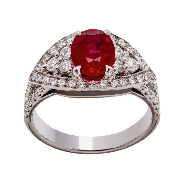 Bague cocktail en or blanc 18 carats, rubis ovale rouge environ 1,35 carat en halo de diamants ronds, deux diamants en épaulement, double anneau pavé fendu, vue de face