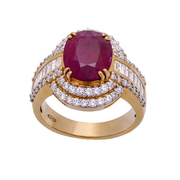 Bague en or jaune 18 carats sertie d'un rubis central et de diamants brillants et baguettes, sur un fond blanc