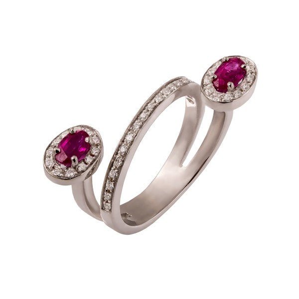 Bague toi-et-moi en or blanc 18 carats, deux rubis ovales halo de diamants sur jonc ouvert pavé, inspiration étrusque, vue de côté