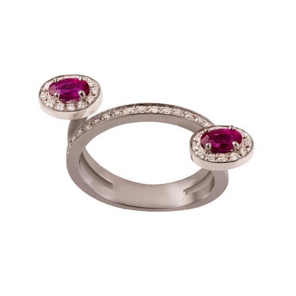 Bague toi-et-moi en or blanc 18 carats, deux rubis ovales halo de diamants sur jonc ouvert pavé, inspiration étrusque, vue de face