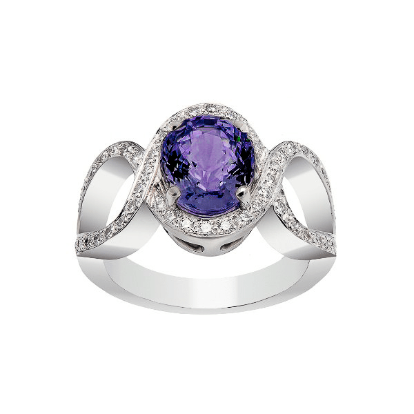 Bague en or blanc 18 carats avec saphir ovale de 3,16 carats entouré de diamants, vue de trois quarts