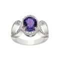 Bague en or blanc 18 carats avec saphir ovale de 3,16 carats entouré de diamants, vue de trois quarts