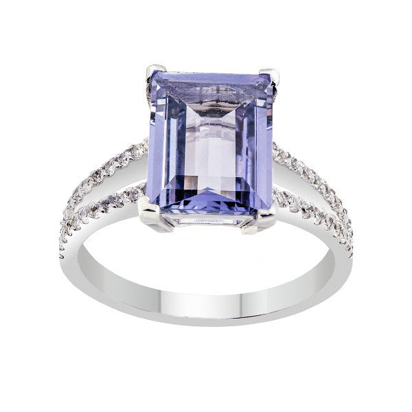Bague en or blanc 18 carats sertie d'un saphir central et de diamant, sur un fond blanc