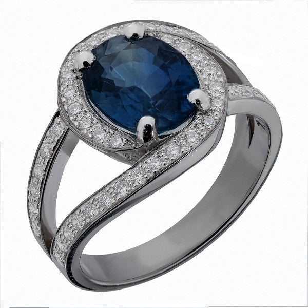 Bague tourbillon en or blanc 18 carats, saphir ovale bleu intense environ 2,50 carats serti 4 griffes en halo de diamants ronds, anneau fendu tourbillon pavé de diamants, vue de côté
