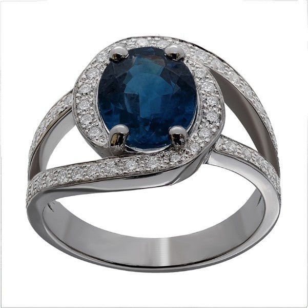 Bague tourbillon en or blanc 18 carats, saphir ovale bleu intense environ 2,50 carats serti 4 griffes en halo de diamants ronds, anneau fendu tourbillon pavé de diamants, vue de face