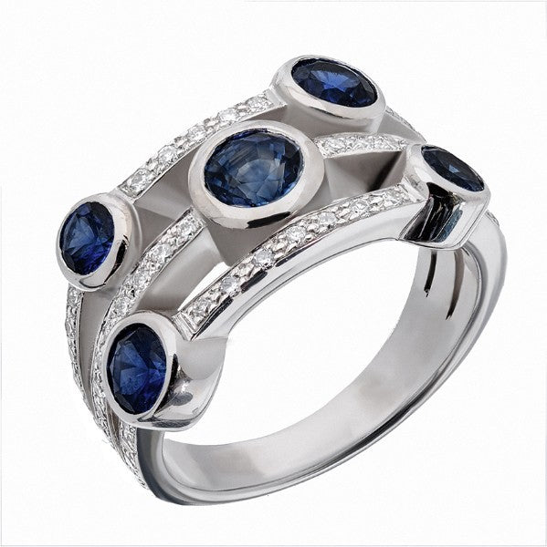 Bague triple bande en or blanc 18 carats, cinq saphirs bleus ovales et ronds en serti clos lunette disposés en quinconce, deux rangs de diamants ronds pavés sur bandes intermédiaires, vue de côté
