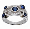 Bague triple bande en or blanc 18 carats, cinq saphirs bleus ovales et ronds en serti clos lunette disposés en quinconce, deux rangs de diamants ronds pavés sur bandes intermédiaires, vue de face