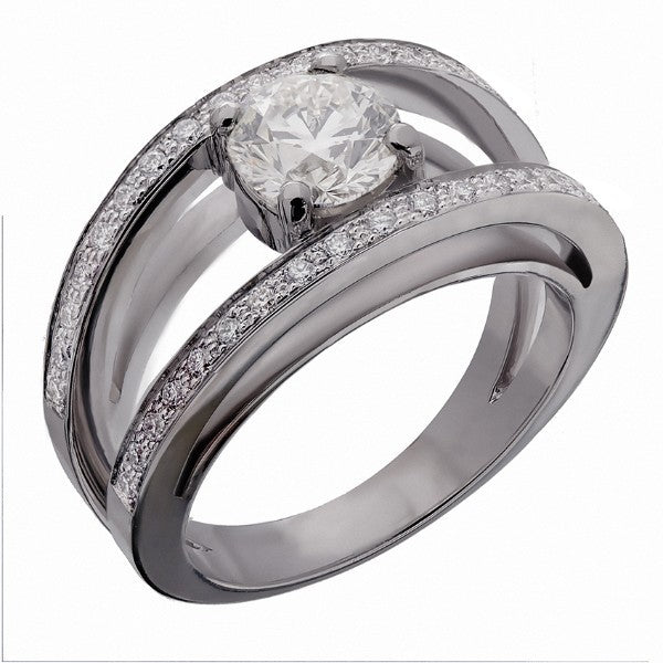 Bague solitaire en or blanc 18 carats, diamant central rond environ 0,90 carat serti 4 griffes, anneau triple brin pont ouvert avec deux rangs de diamants pavés serti grain, vue de côté