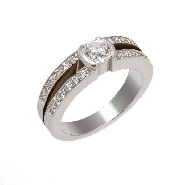 Bague solitaire en or blanc 18 carats, diamant central rond environ 0,35 carat en serti clos mi-lunette, anneau large double rainure, épaulements pavés de diamants ronds serti grain, vue de côté