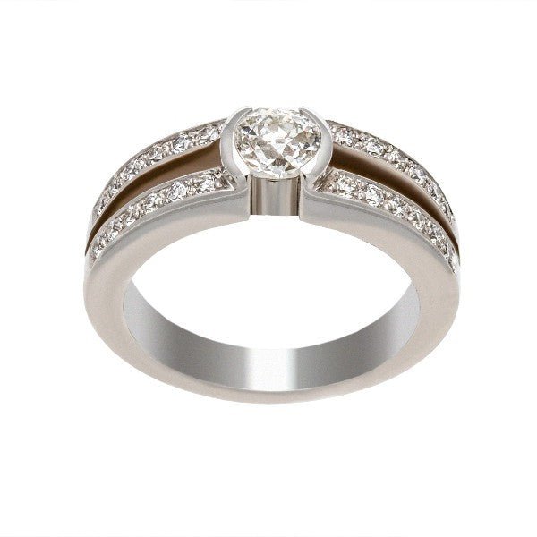 Bague solitaire en or blanc 18 carats, diamant central rond environ 0,35 carat en serti clos mi-lunette, anneau large double rainure, épaulements pavés de diamants ronds serti grain, vue de face