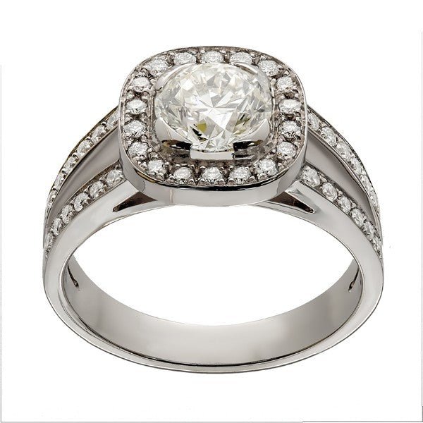 Bague solitaire en or blanc 18 carats, diamant central rond environ 1,05 carat en serti mi-lunette, halo de diamants ronds sur cadre coussin, double anneau fendu pavé sur épaulements évidés, vue de face