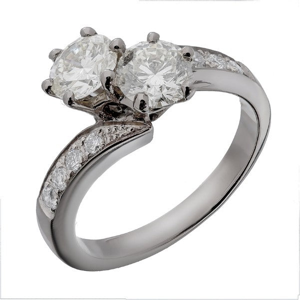Bague toi et moi en or blanc 18 carats, deux diamants ronds brillants environ 0,50 carat chacun serti 6 griffes, anneau tourbillon croisé, épaulements pavés de diamants serti grain, vue de côté
