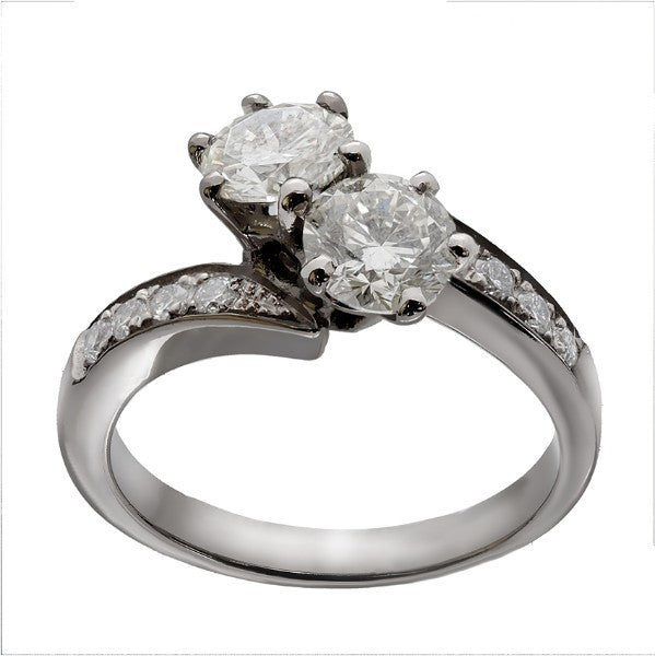 Bague toi et moi en or blanc 18 carats, deux diamants ronds brillants environ 0,50 carat chacun serti 6 griffes, anneau tourbillon croisé, épaulements pavés de diamants serti grain, vue de face