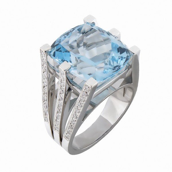 Bague architecturale en or blanc 18 carats avec grande topaze bleue et trois lignes de diamants, vue de trois quarts