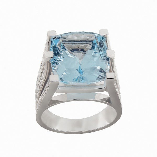 Bague en or blanc 18 carats surmontée d’une imposante topaze bleue et sertie de diamants, vue de face