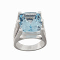 Bague en or blanc 18 carats surmontée d’une imposante topaze bleue et sertie de diamants, vue de face