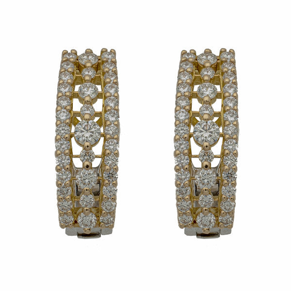 Boucles d'oreilles en or jaune 18 carats serties de diamants, sur un fond blanc