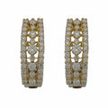 Paire de créoles semi-circulaires en or jaune 18 carats, triple rang de diamants ronds : deux rangs extérieurs serti grain encadrant un rang central de diamants ronds plus grands serti 4 griffes, fermoir clip, vue de face