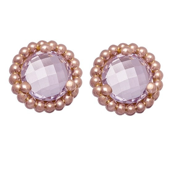 Paire de boucles d'oreilles bouton en or rosé 18 carats perlé, améthyste ronde taille checker-board (damier) rose lavande très claire et transparente, encadrée d'une couronne de perles d'or rosé en relief, collection Rose de Printemps Or Gemmes
