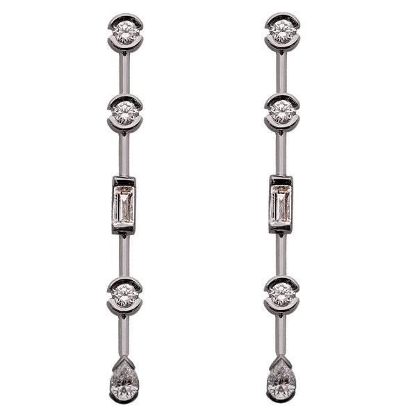 Paire de boucles d'oreilles pendantes en or blanc 18 carats, ligne verticale de 5 diamants multitailles : 3 diamants ronds serti lunette demi-clos, 1 diamant baguette serti rail, 1 diamant poire serti lunette en pendant final, vue de face