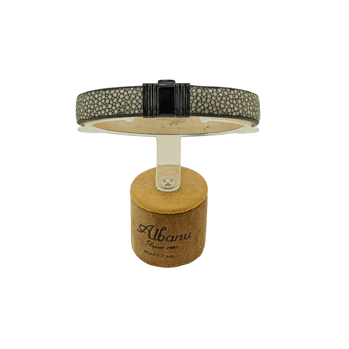 Bracelet Albanu fait en galuchat et acier noir sur un fond blanc