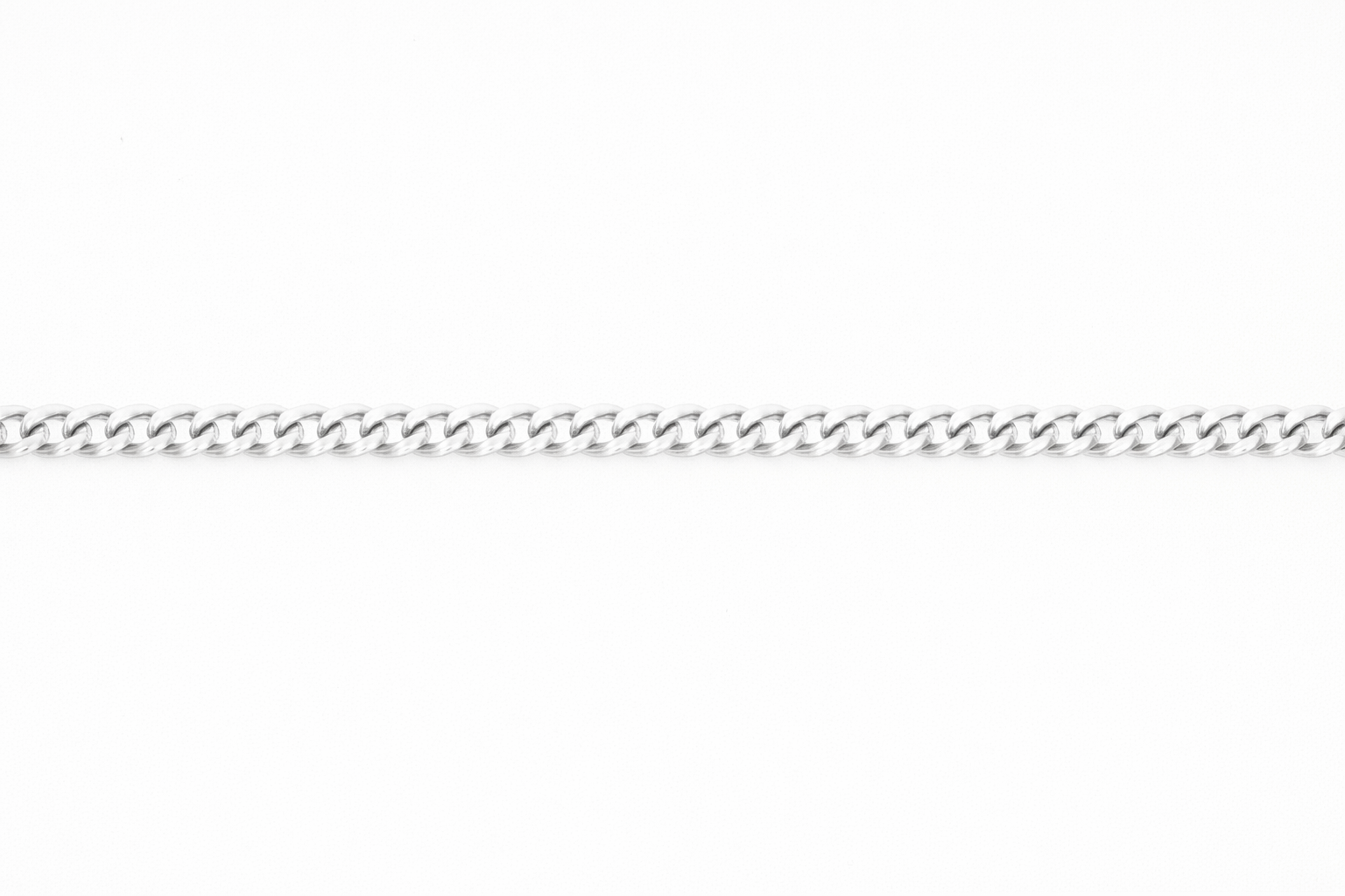 Chaine maille gourmette en or blanc sur un fond blanc