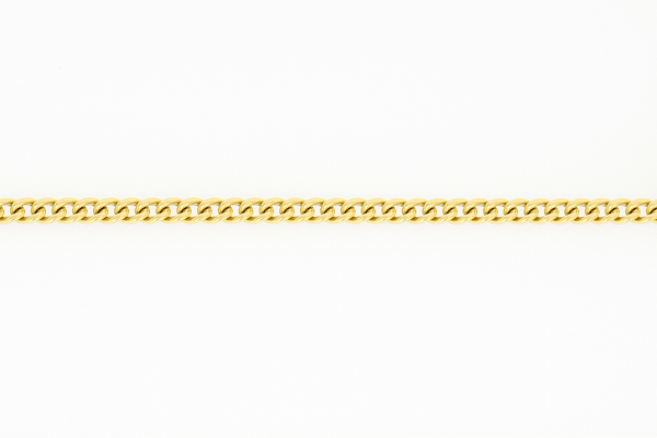 Chaine maille gourmette en or jaune sur fond blanc