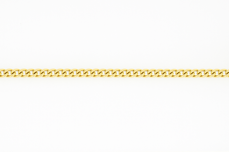 Chaine maille gourmette en or jaune sur fond blanc