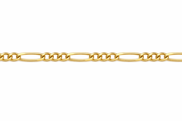 Chaîne en or 18 carats maille cheval alternée 3 intercalaires, vue de près sur fond blanc, bijou de luxe disponible en plusieurs largeurs.