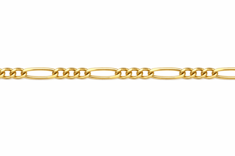 Chaîne en or 18 carats maille cheval alternée 3 intercalaires, vue de près sur fond blanc, bijou de luxe disponible en plusieurs largeurs.