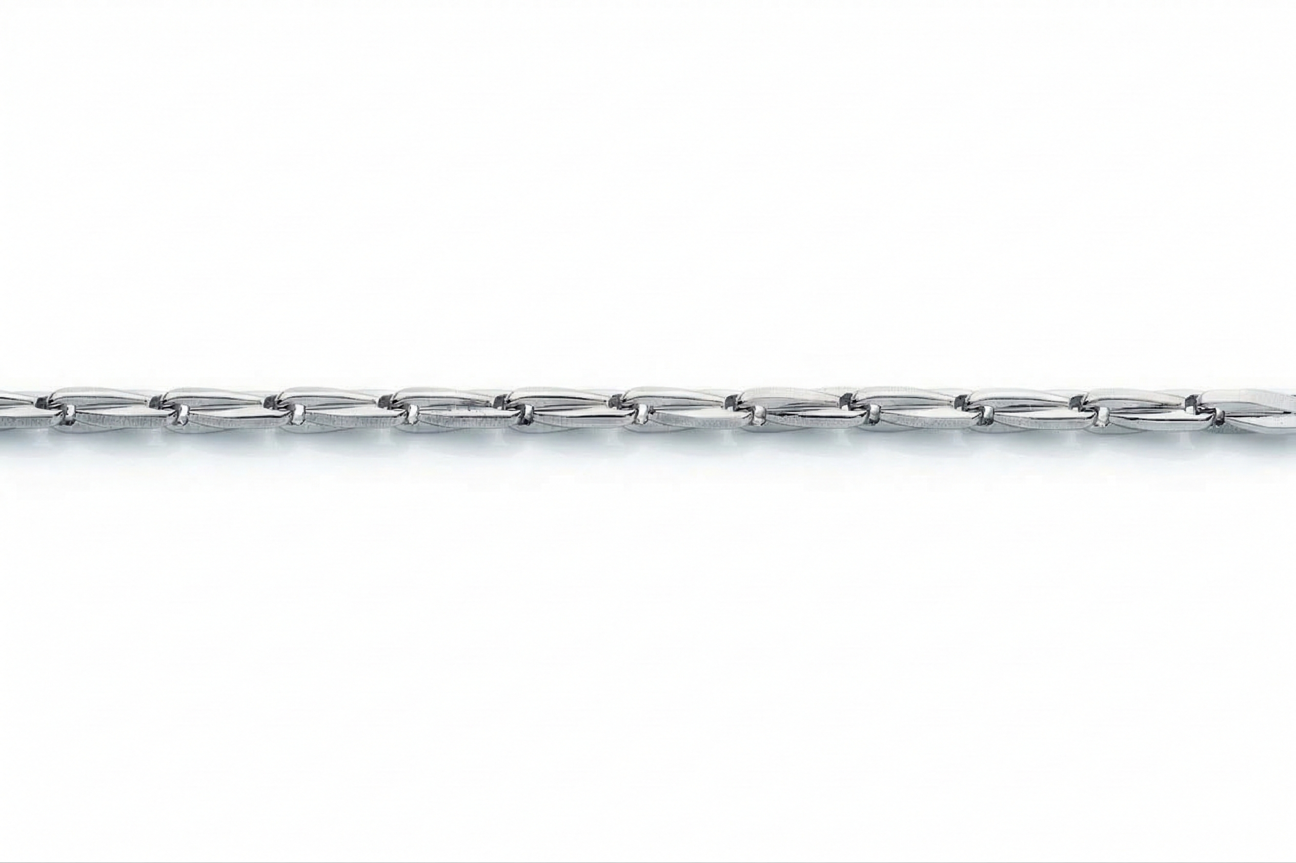 Chaine maille épi en or blanc 18 carats sur un fond blanc