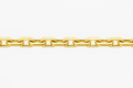 Chaine en or 18 carats maille forçat limée sur fond blanc.