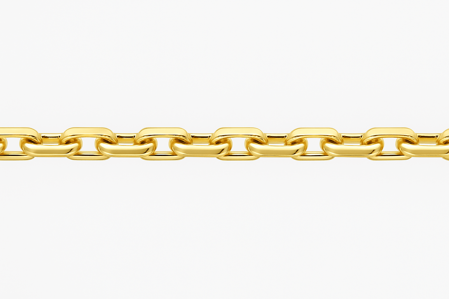 Chaine en or 18 carats maille forçat limée sur fond blanc.